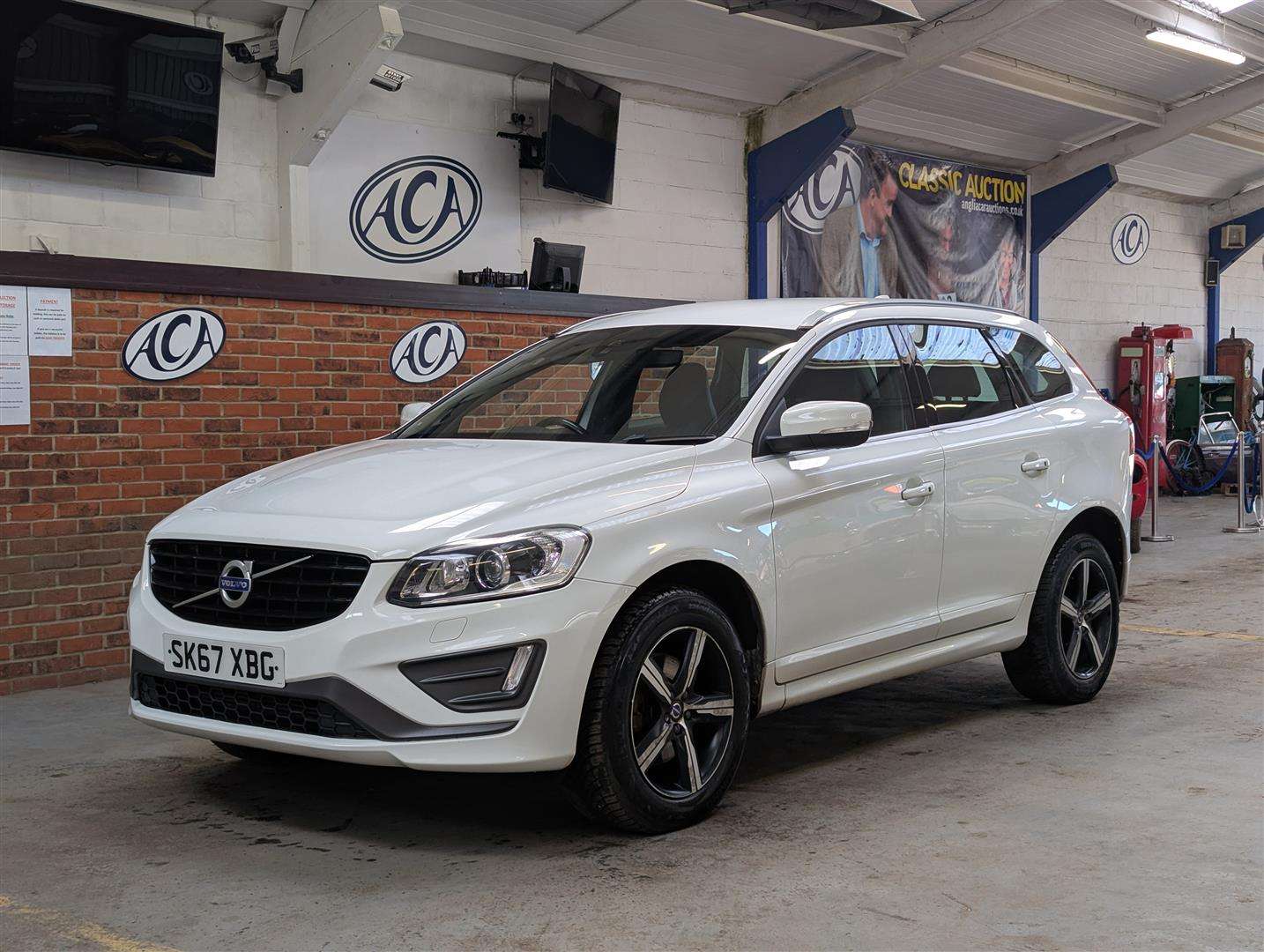 <p>2017 VOLVO XC60 R-DESIGN LUX NAV D4</p>
