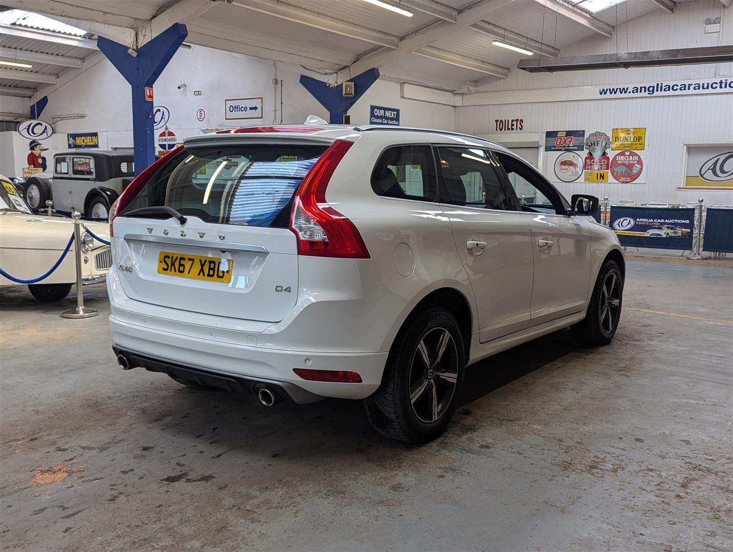 <p>2017 VOLVO XC60 R-DESIGN LUX NAV D4</p>