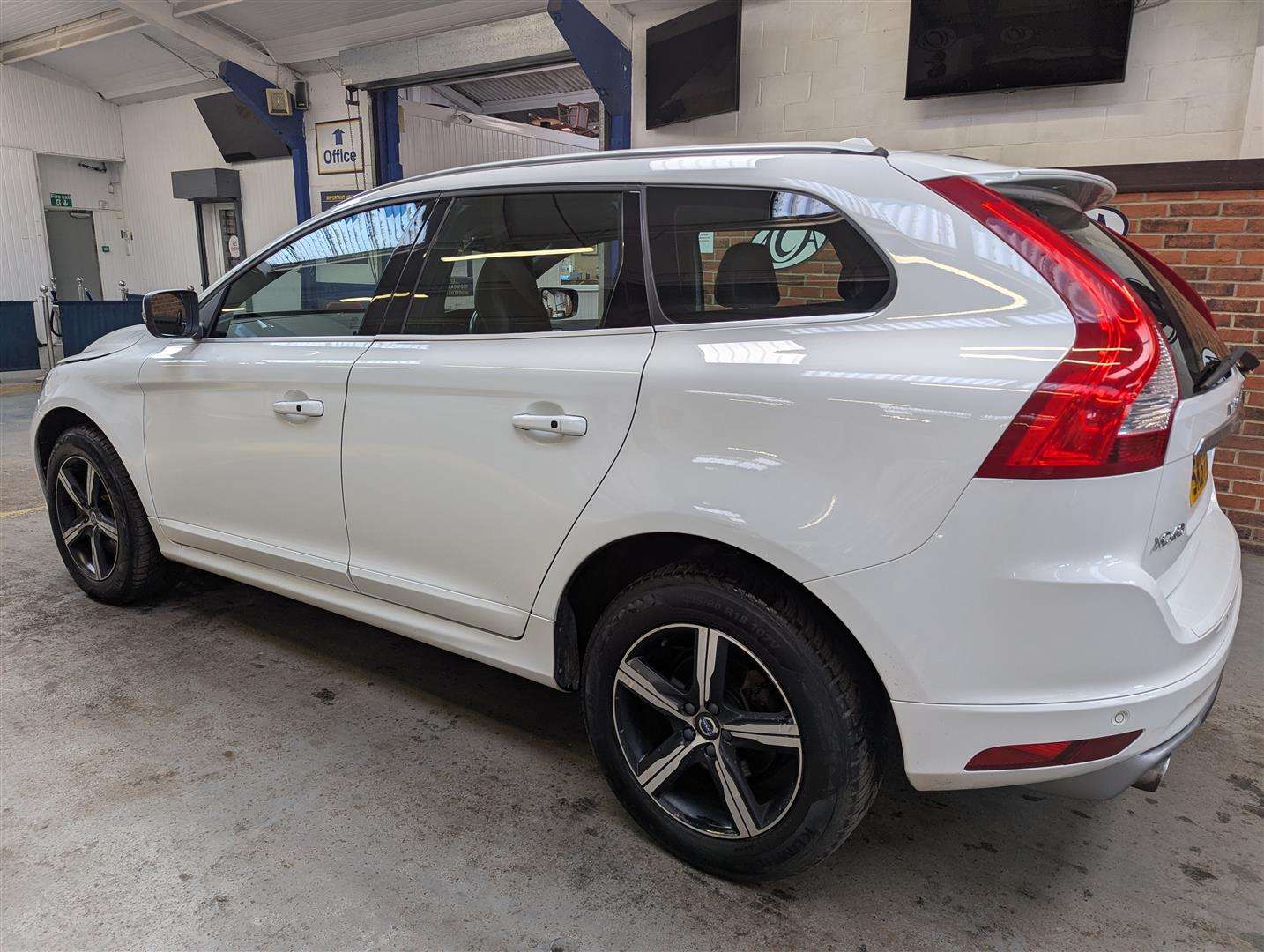<p>2017 VOLVO XC60 R-DESIGN LUX NAV D4</p>