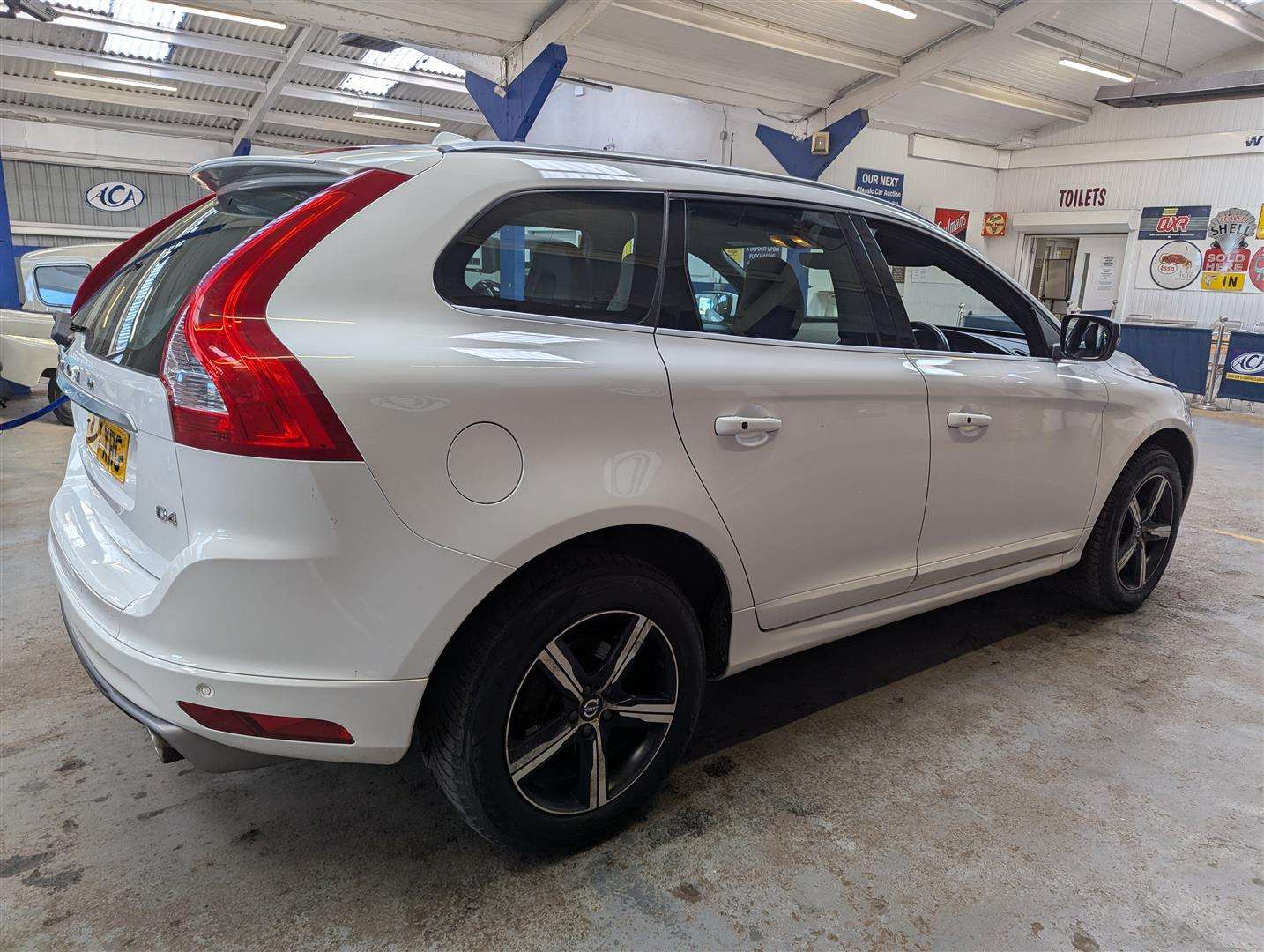 <p>2017 VOLVO XC60 R-DESIGN LUX NAV D4</p>