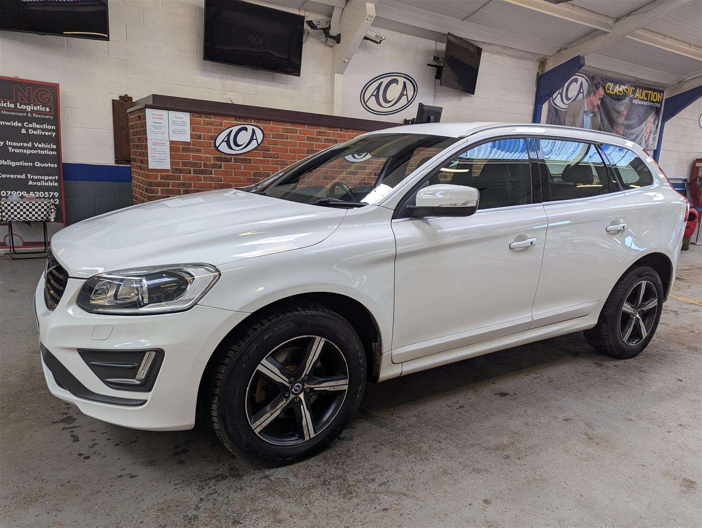 <p>2017 VOLVO XC60 R-DESIGN LUX NAV D4</p>