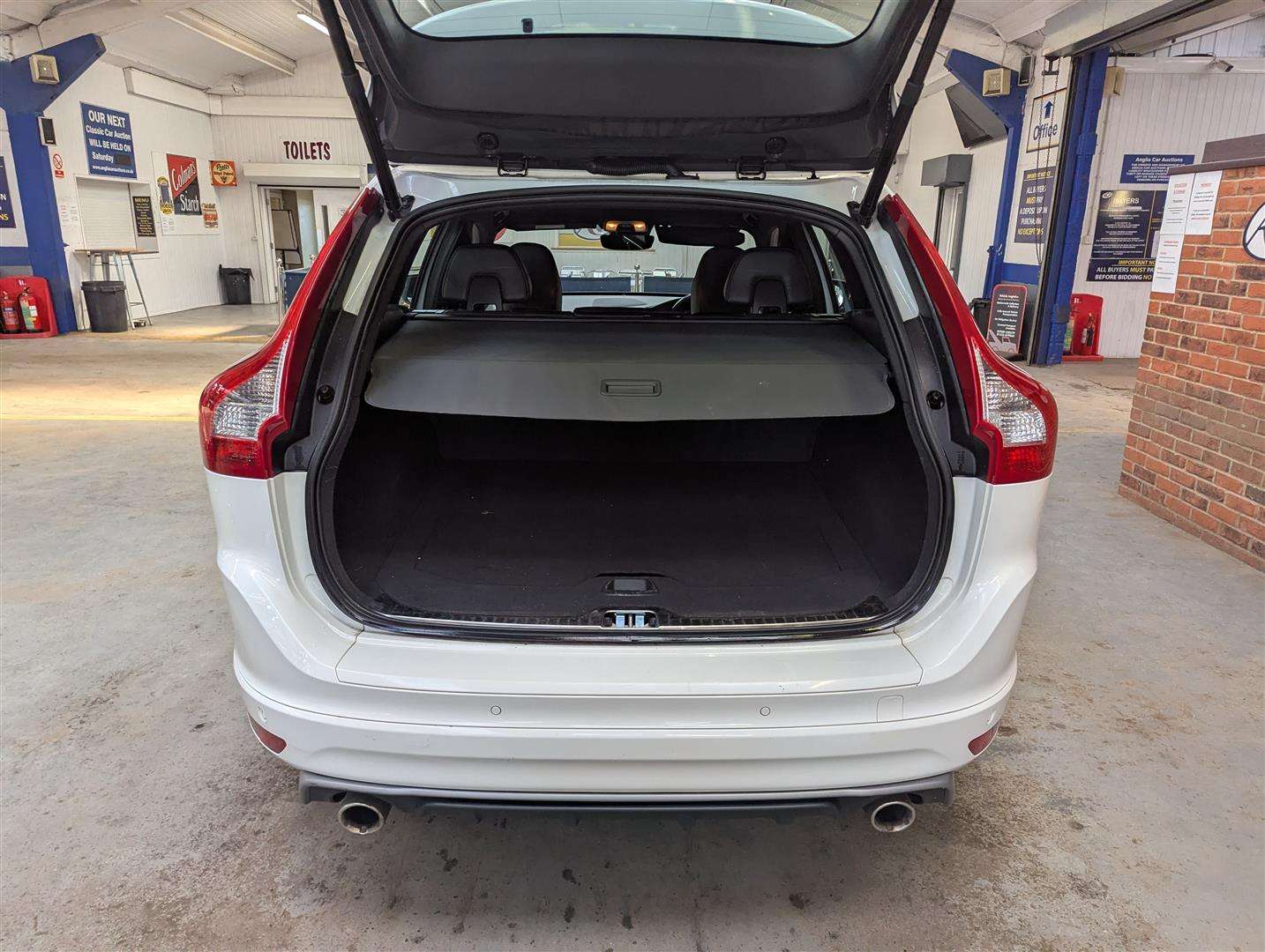 <p>2017 VOLVO XC60 R-DESIGN LUX NAV D4</p>