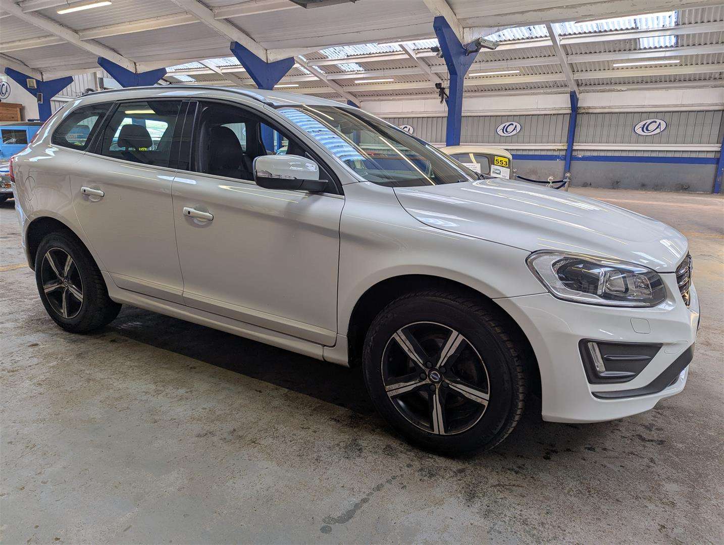 <p>2017 VOLVO XC60 R-DESIGN LUX NAV D4</p>