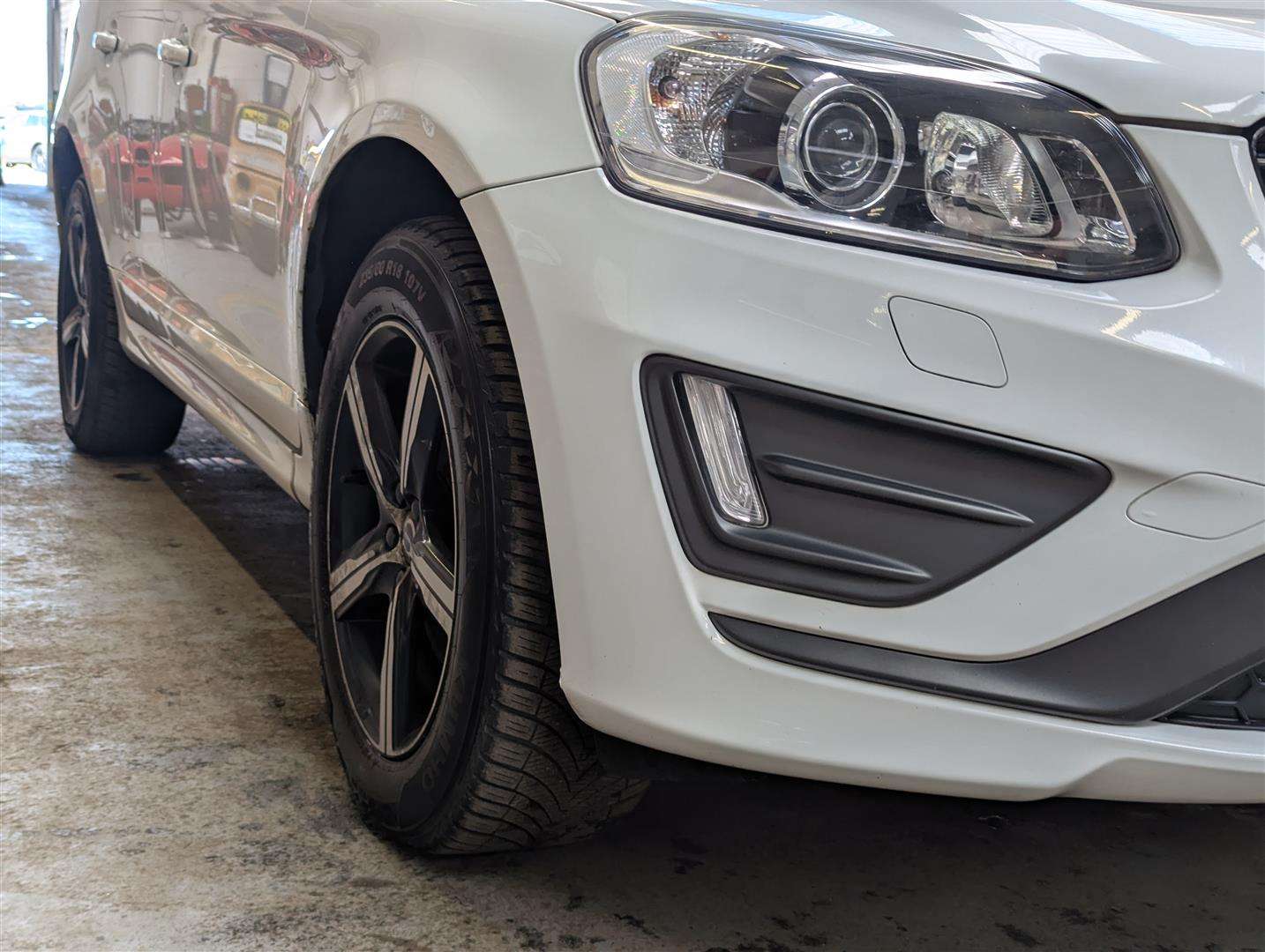 <p>2017 VOLVO XC60 R-DESIGN LUX NAV D4</p>