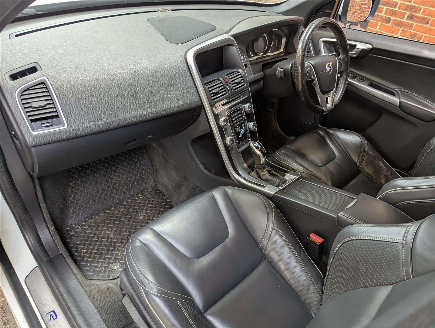 <p>2017 VOLVO XC60 R-DESIGN LUX NAV D4</p>