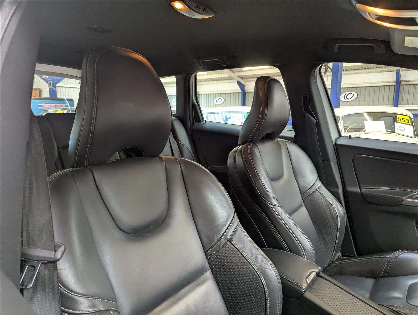 <p>2017 VOLVO XC60 R-DESIGN LUX NAV D4</p>