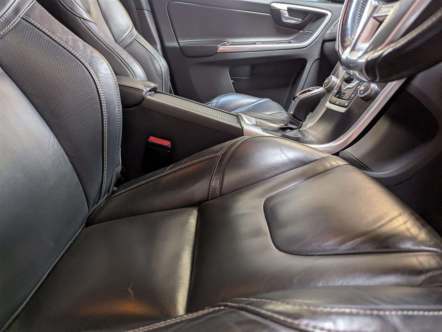 <p>2017 VOLVO XC60 R-DESIGN LUX NAV D4</p>