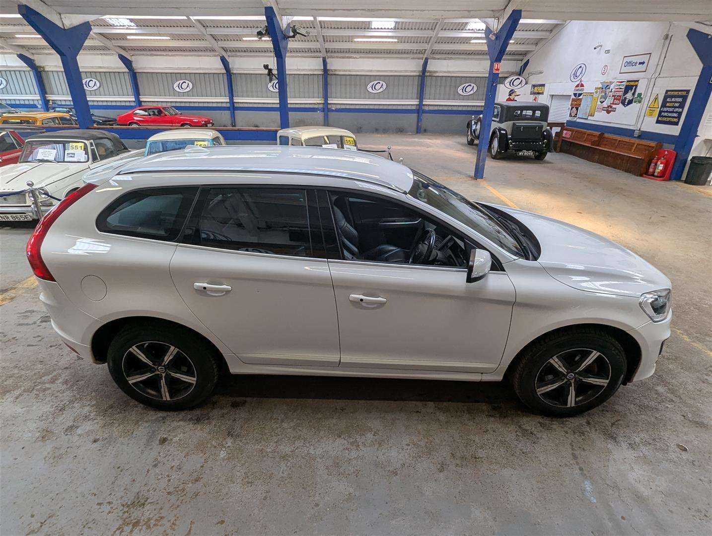 <p>2017 VOLVO XC60 R-DESIGN LUX NAV D4</p>