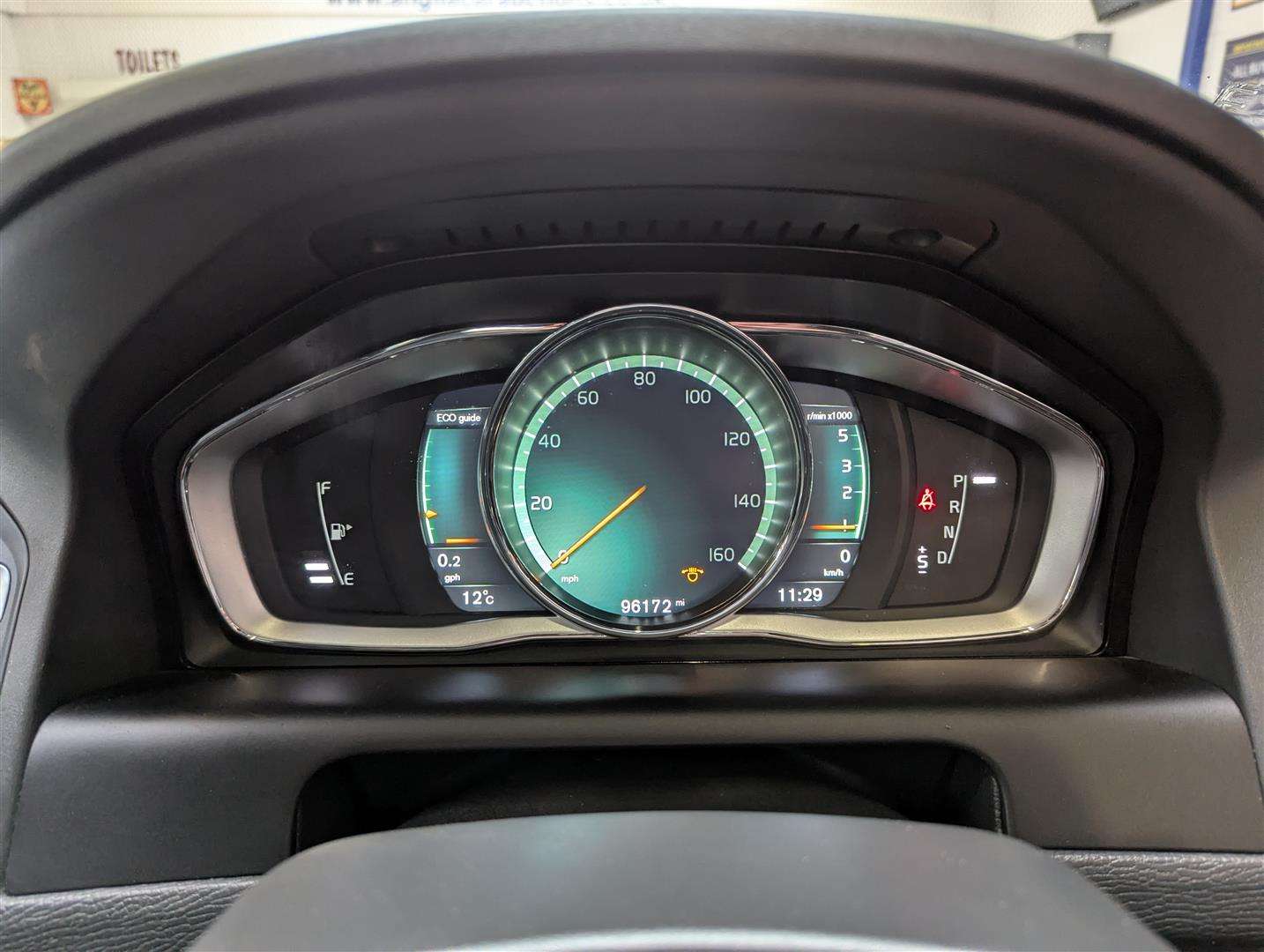 <p>2017 VOLVO XC60 R-DESIGN LUX NAV D4</p>