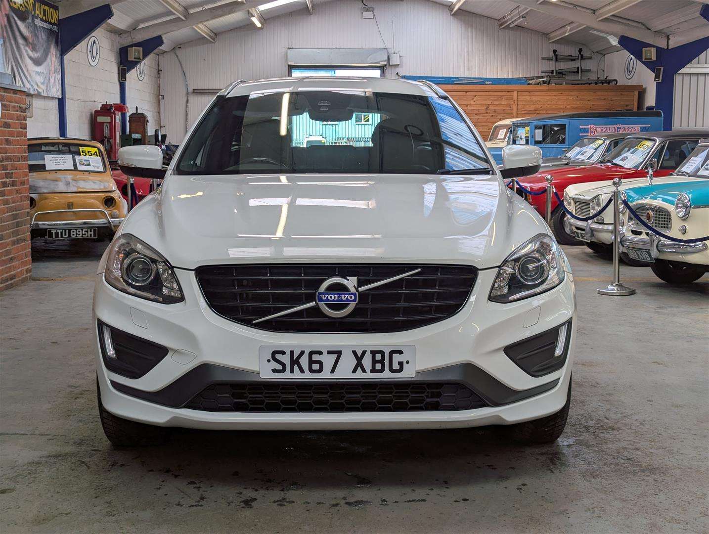 <p>2017 VOLVO XC60 R-DESIGN LUX NAV D4</p>