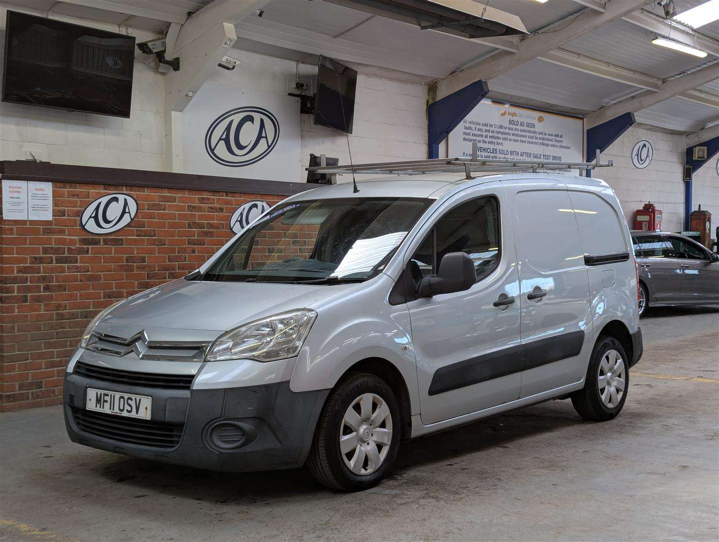 <p>2011 CITROEN BERLINGO 850 EN-PRISE HDI</p>