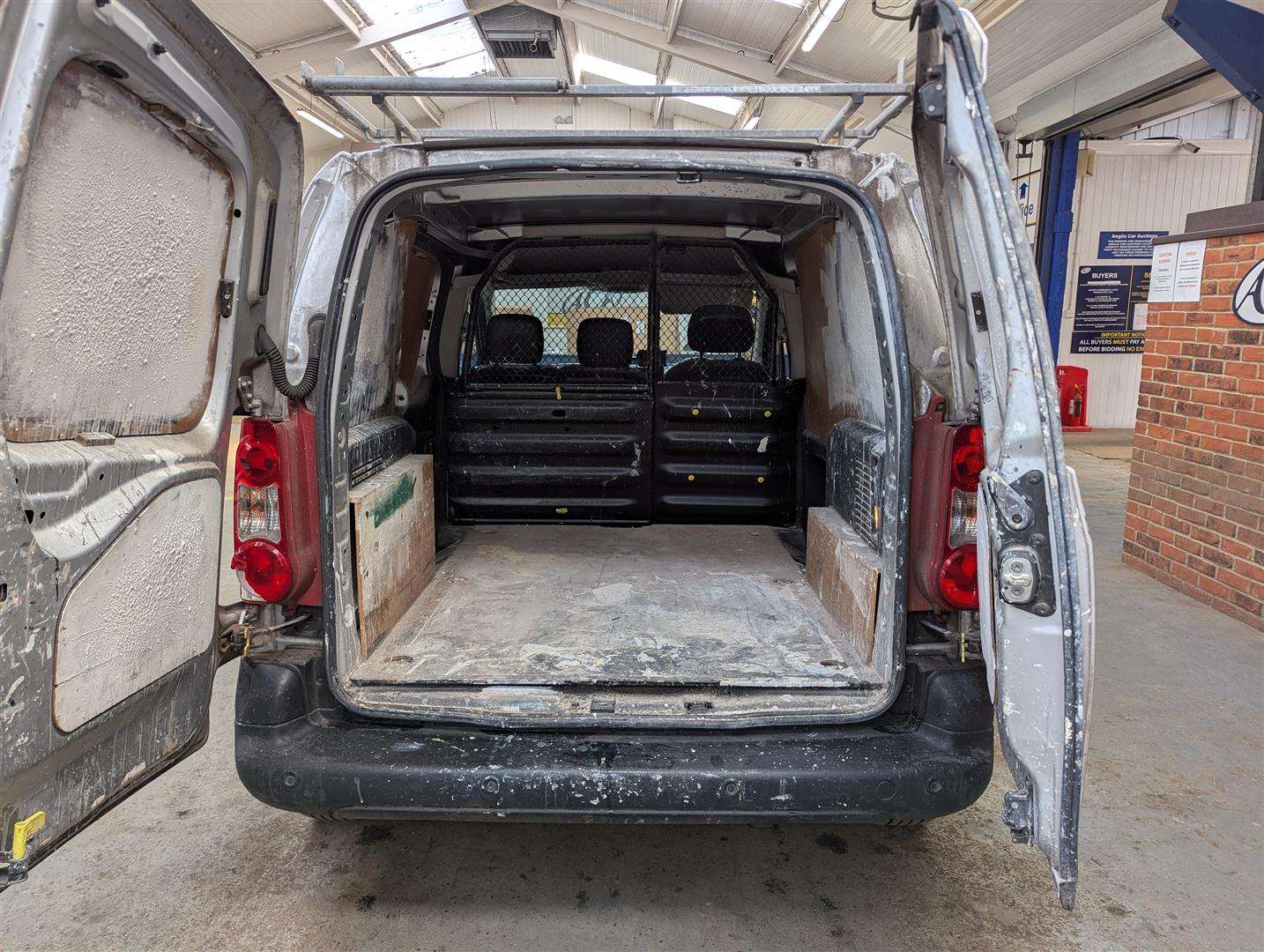 <p>2011 CITROEN BERLINGO 850 EN-PRISE HDI</p>