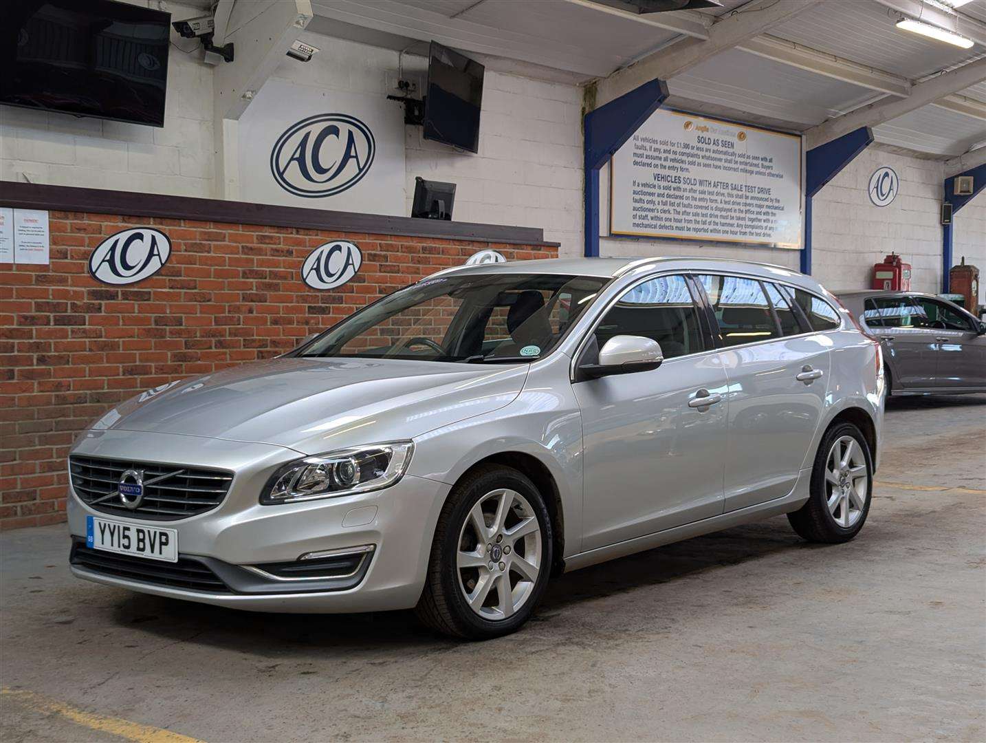 <p>2015 VOLVO V60 SE LUX NAV D4 AUTO</p>