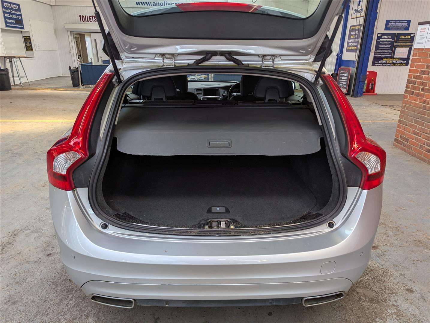 <p>2015 VOLVO V60 SE LUX NAV D4 AUTO</p>