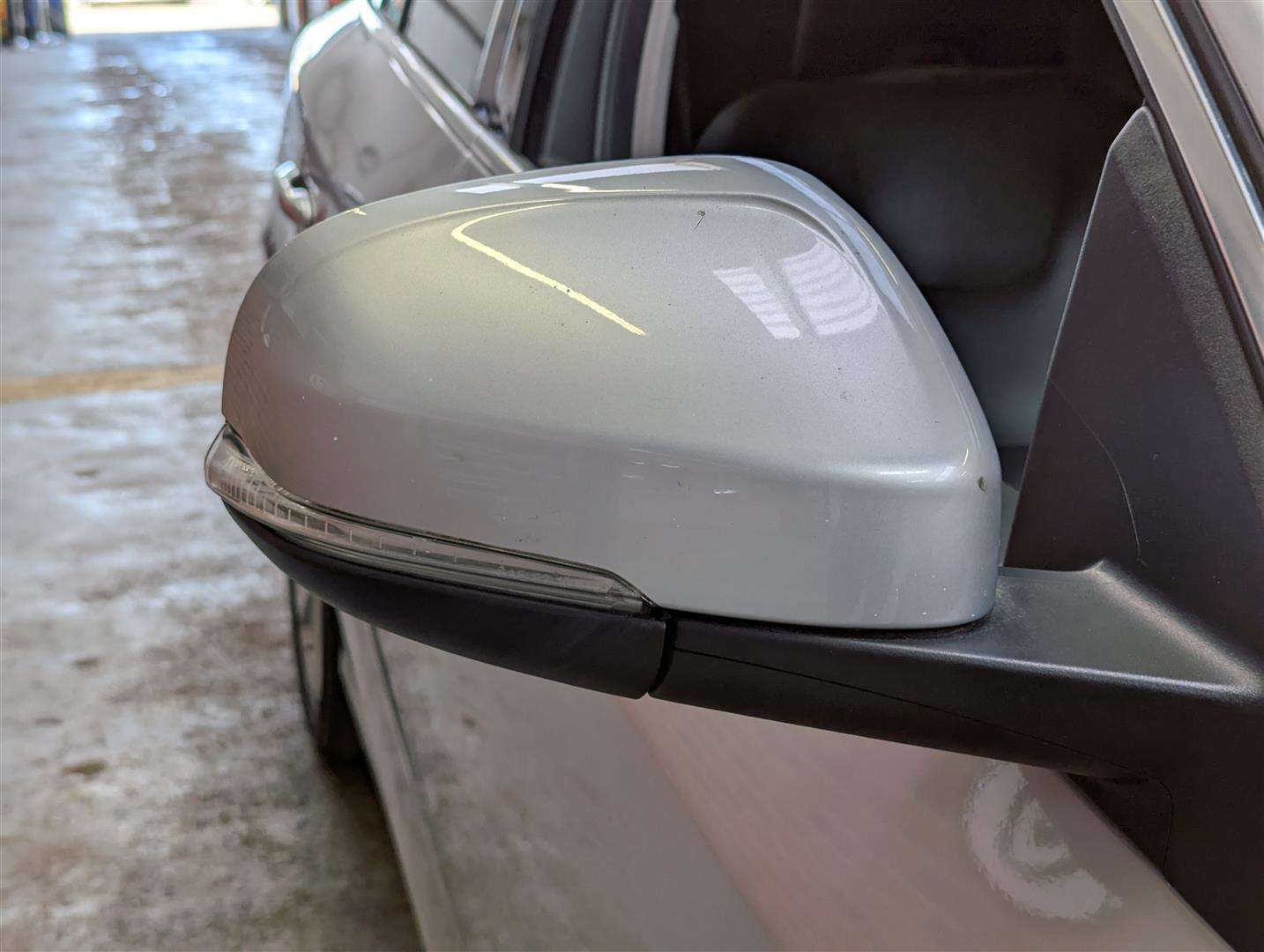 <p>2015 VOLVO V60 SE LUX NAV D4 AUTO</p>