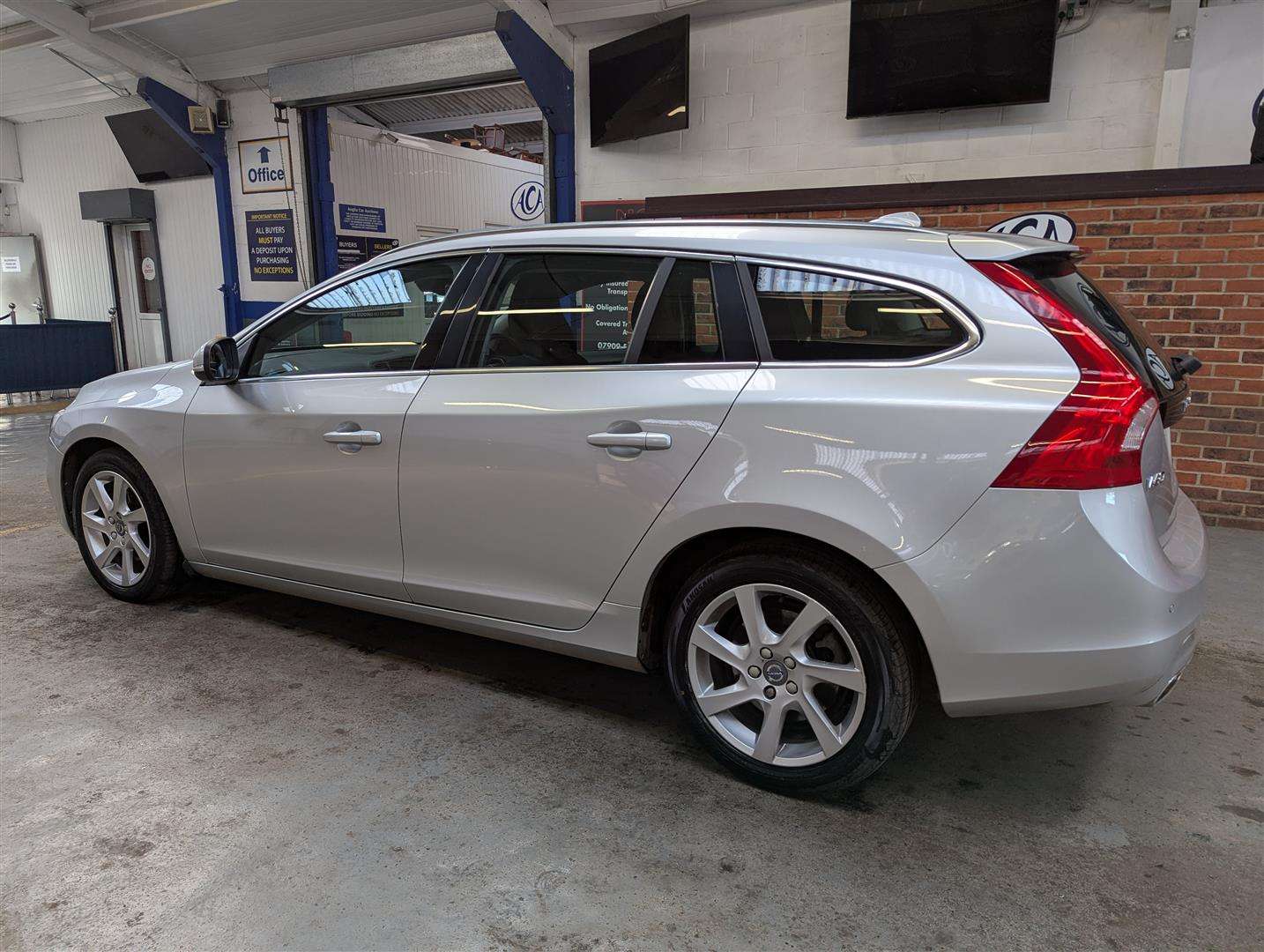 <p>2015 VOLVO V60 SE LUX NAV D4 AUTO</p>