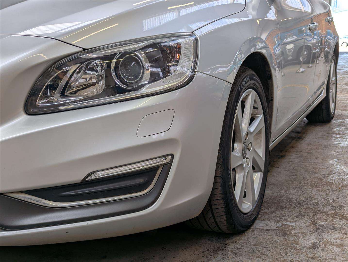 <p>2015 VOLVO V60 SE LUX NAV D4 AUTO</p>