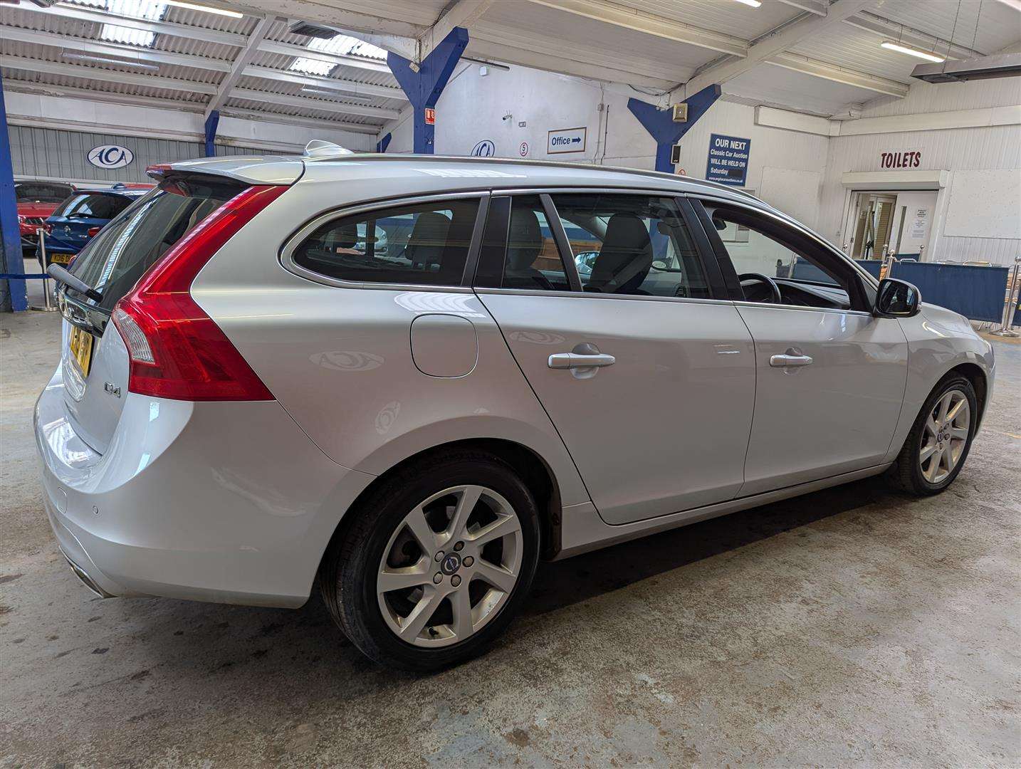 <p>2015 VOLVO V60 SE LUX NAV D4 AUTO</p>