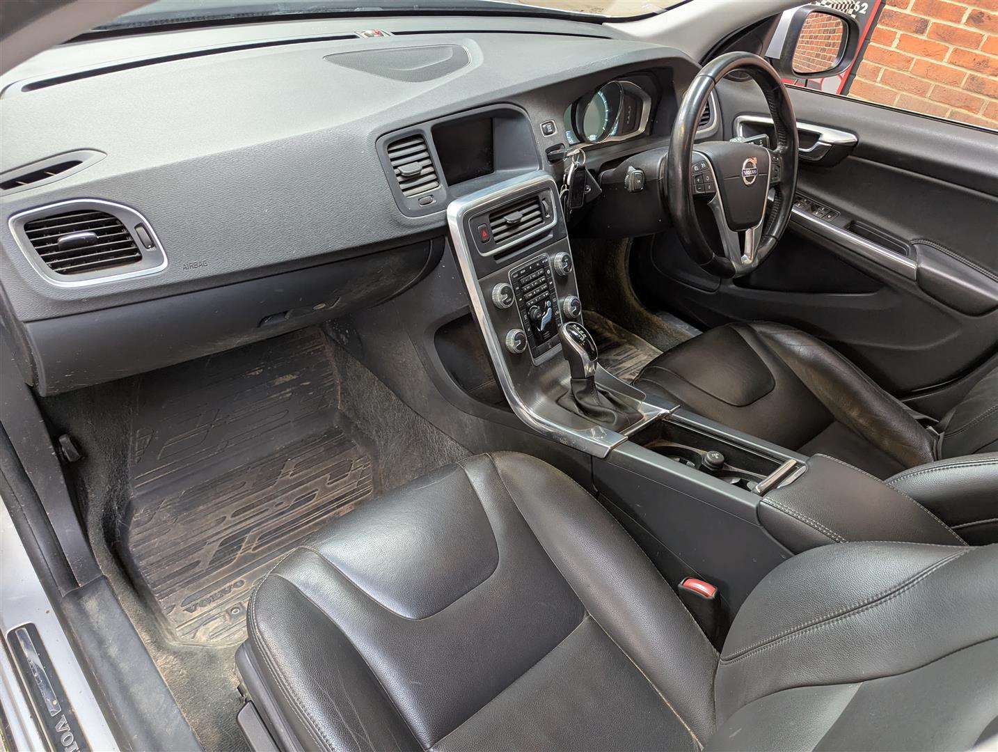 <p>2015 VOLVO V60 SE LUX NAV D4 AUTO</p>