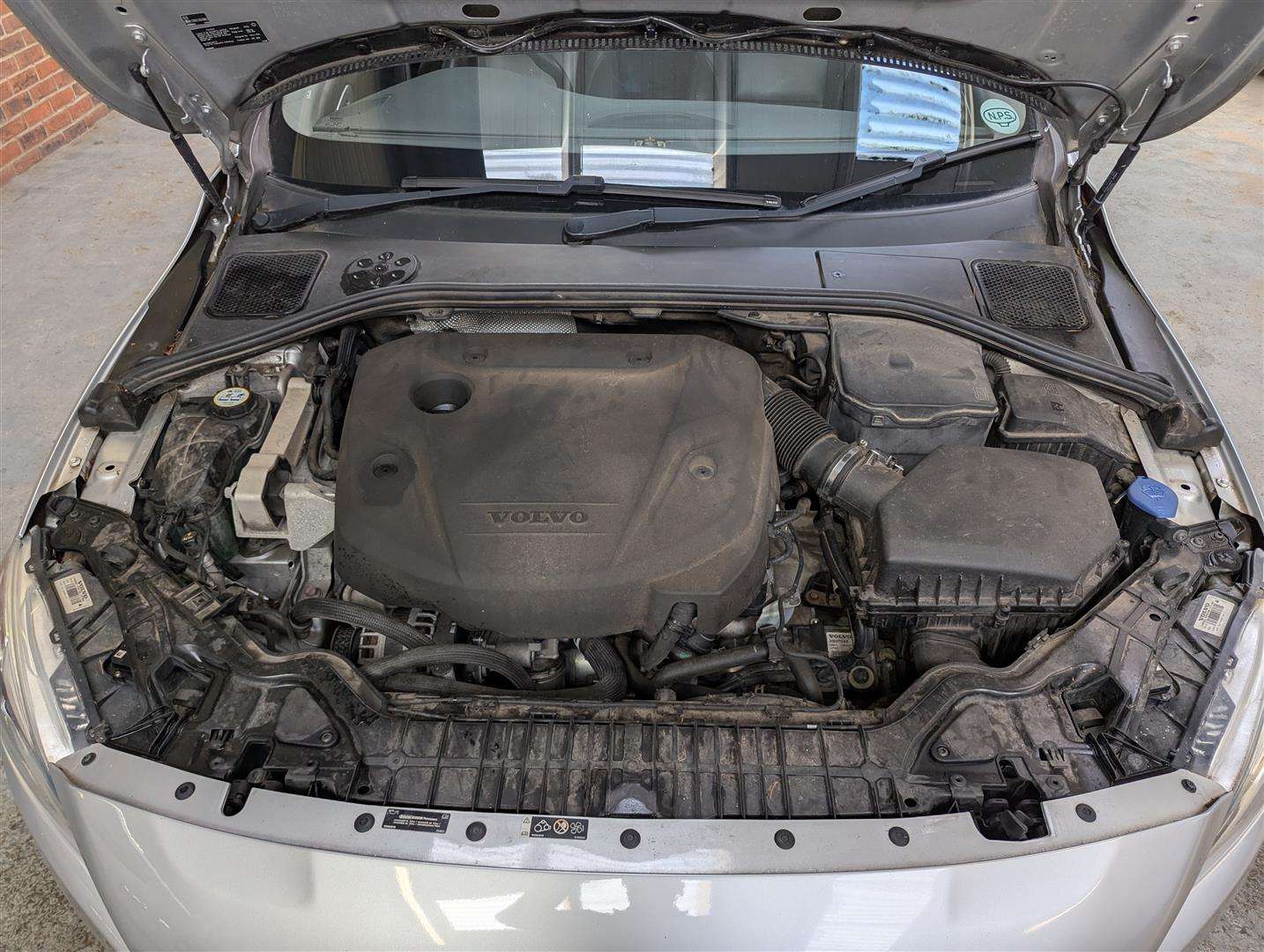 <p>2015 VOLVO V60 SE LUX NAV D4 AUTO</p>