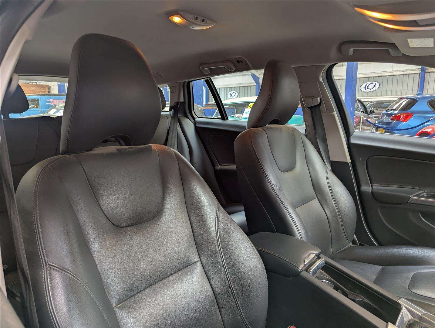 <p>2015 VOLVO V60 SE LUX NAV D4 AUTO</p>