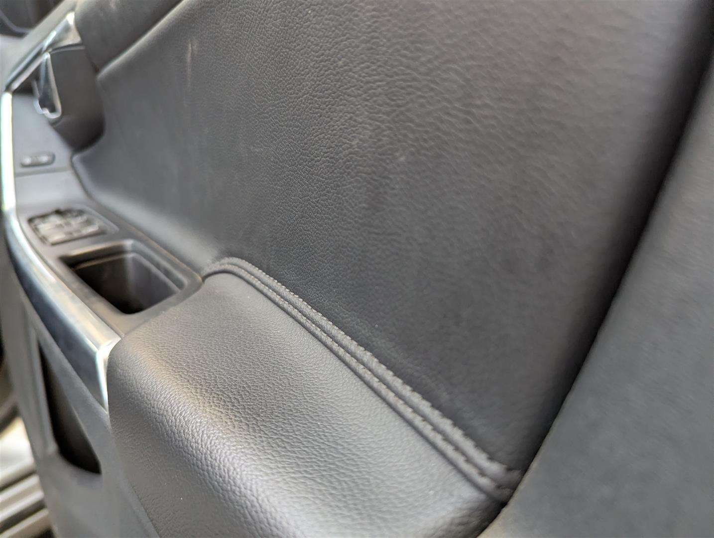 <p>2015 VOLVO V60 SE LUX NAV D4 AUTO</p>
