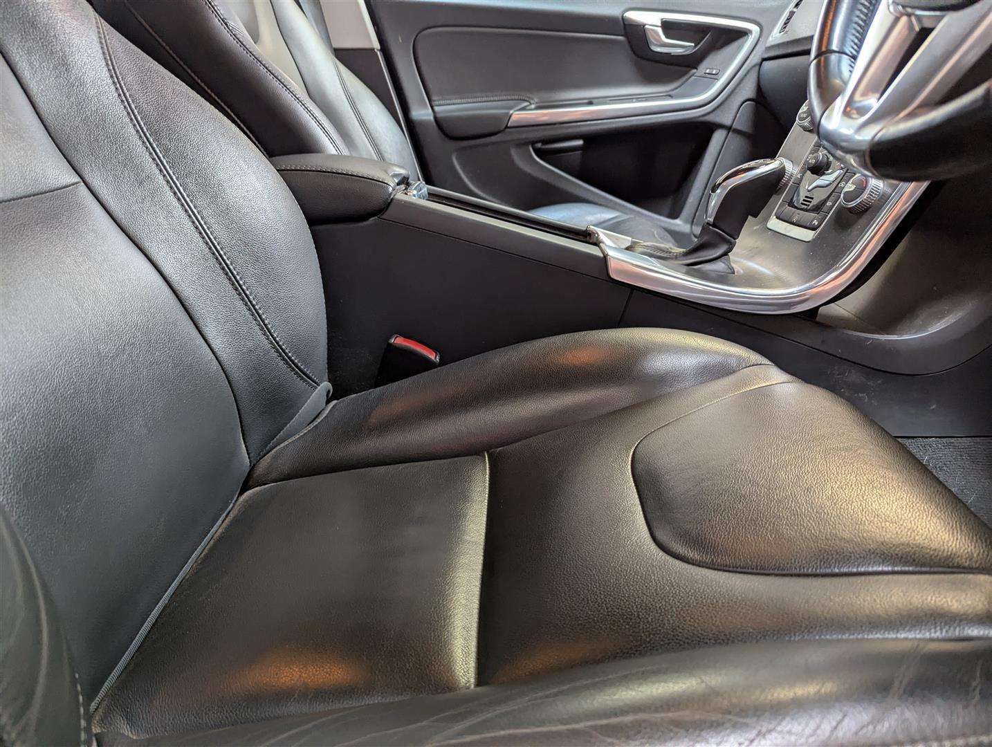 <p>2015 VOLVO V60 SE LUX NAV D4 AUTO</p>