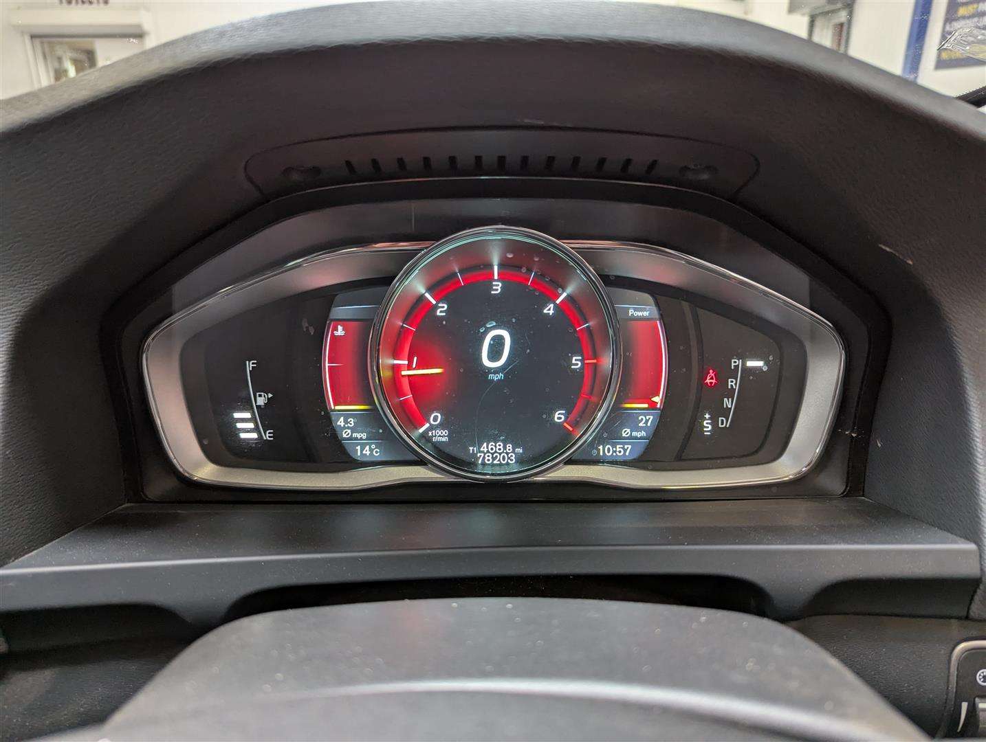 <p>2015 VOLVO V60 SE LUX NAV D4 AUTO</p>