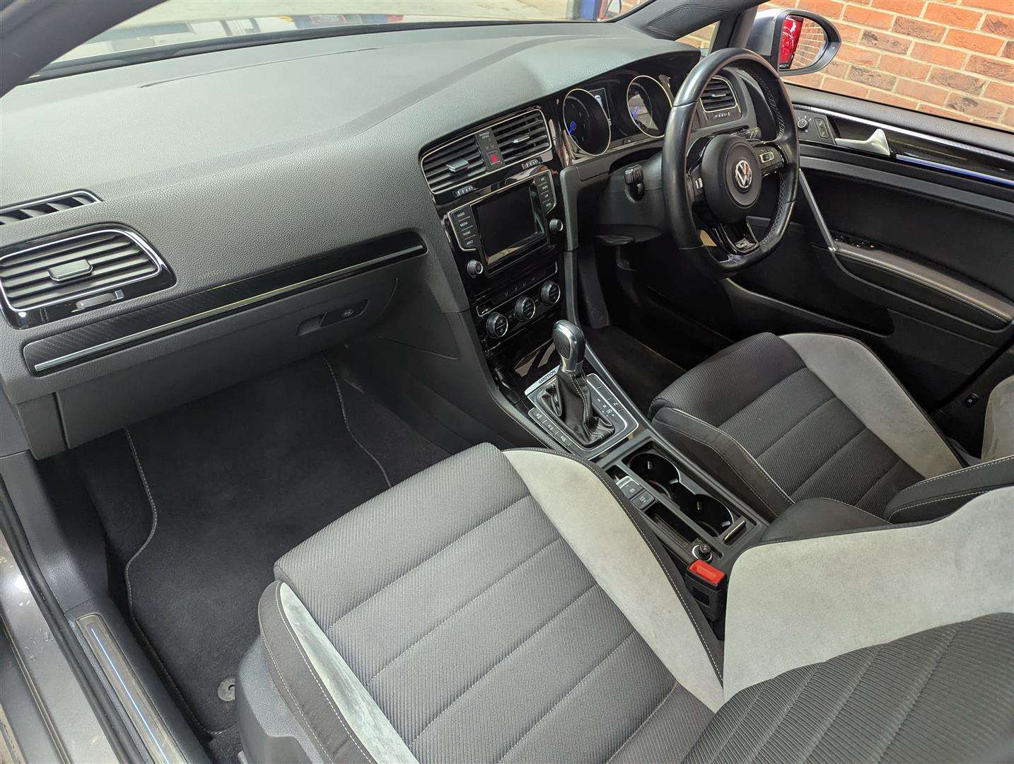 <p>2015 VOLKSWAGEN GOLF R DSG</p>