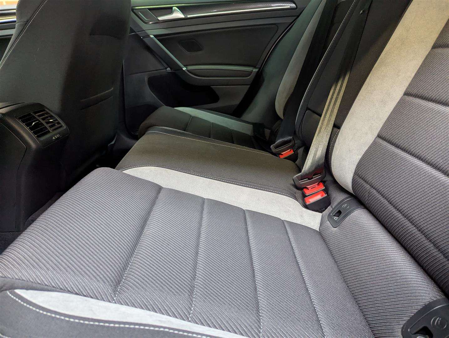 <p>2015 VOLKSWAGEN GOLF R DSG</p>