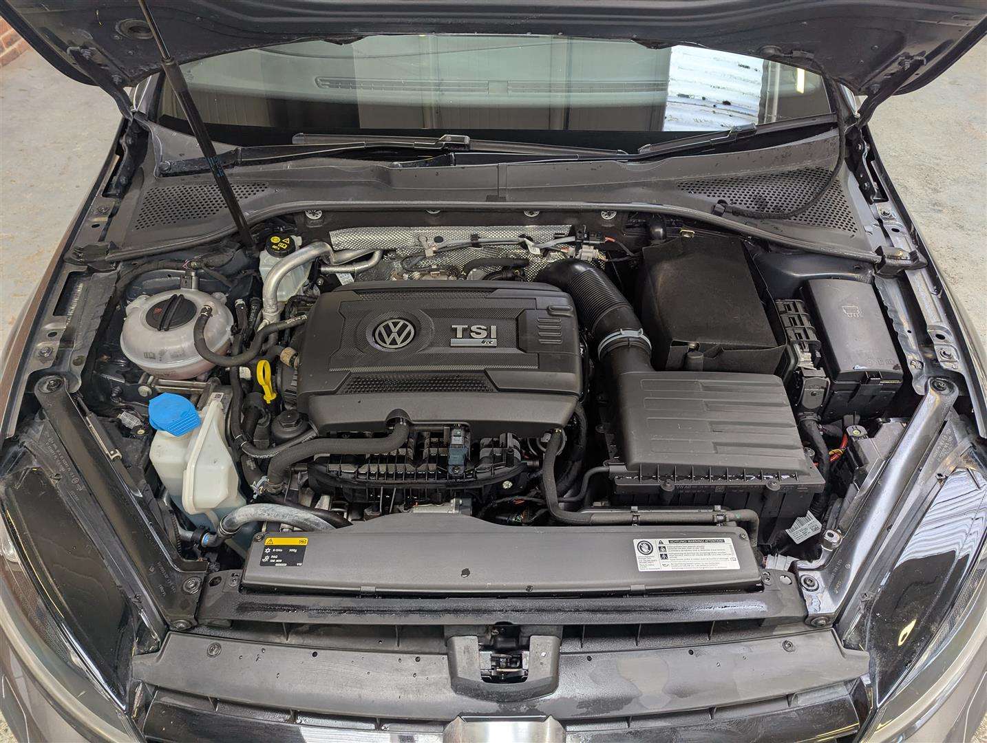<p>2015 VOLKSWAGEN GOLF R DSG</p>