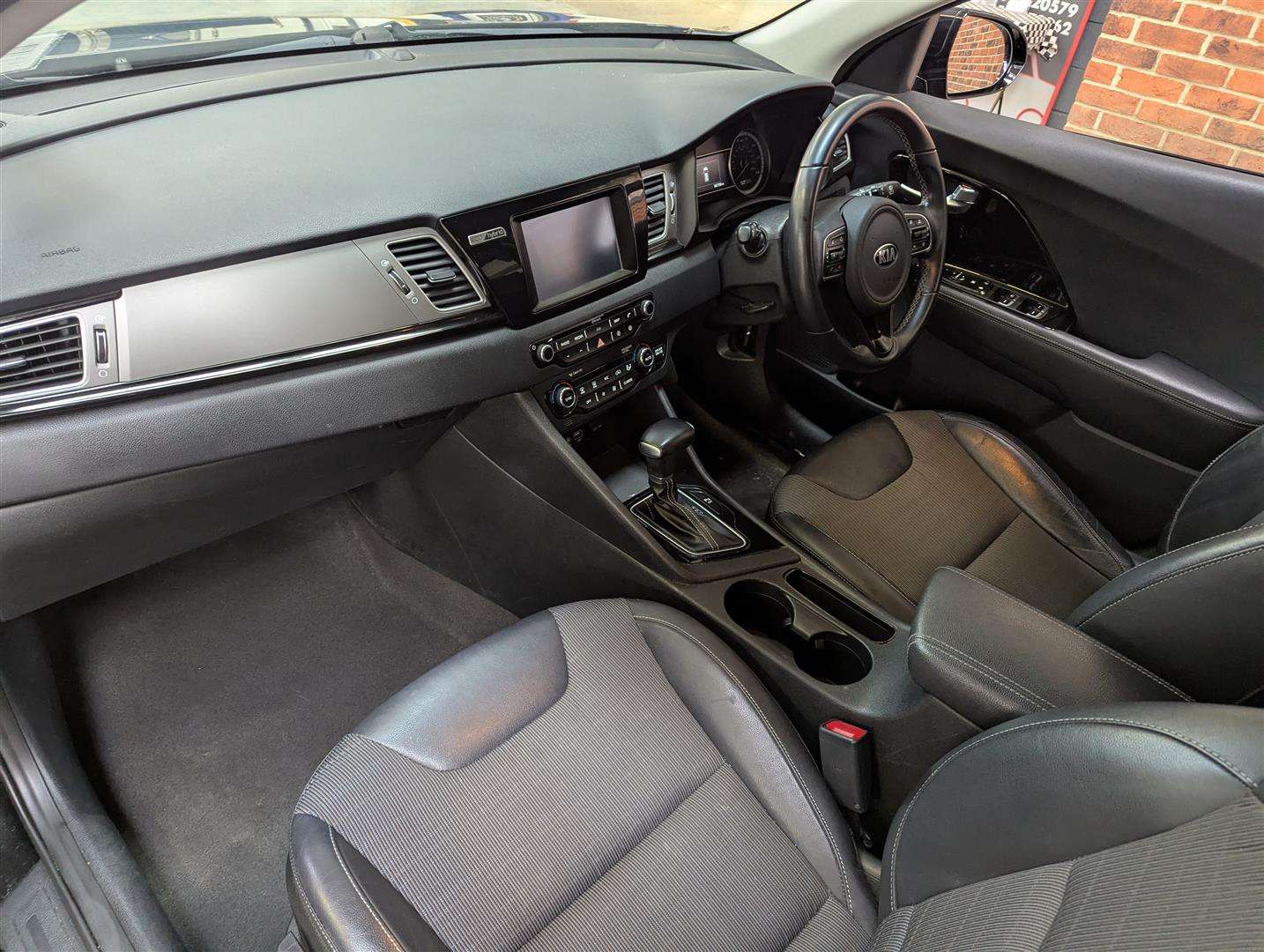 <p>2017 KIA NIRO 2 S-A</p>