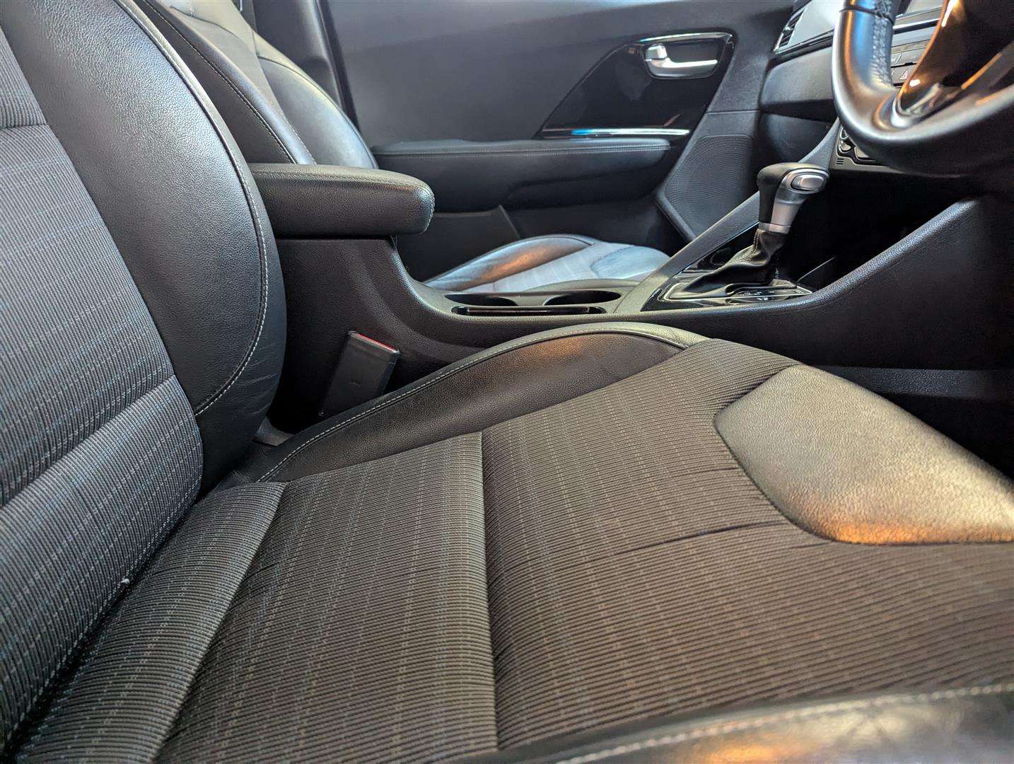 <p>2017 KIA NIRO 2 S-A</p>