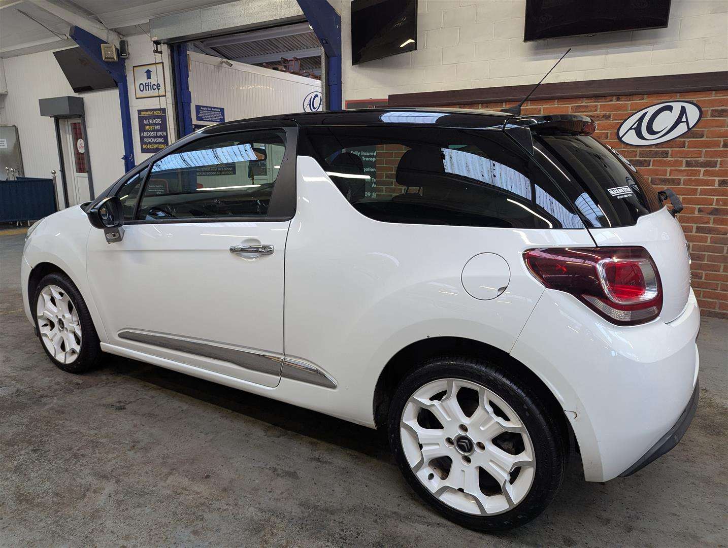 <p>2014 CITROEN DS3 DSTYLE + E-HDI</p>