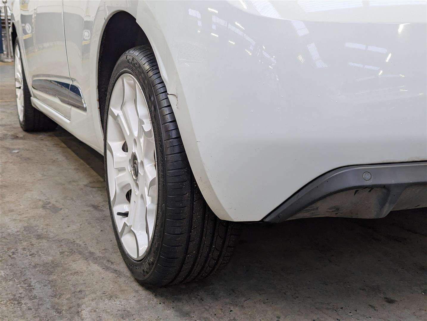 <p>2014 CITROEN DS3 DSTYLE + E-HDI</p>