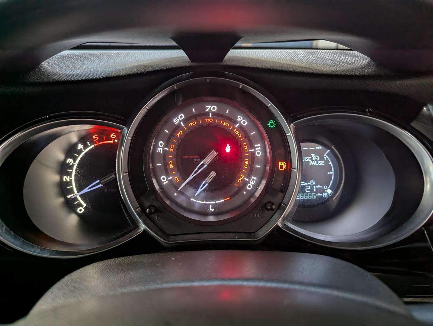 <p>2014 CITROEN DS3 DSTYLE + E-HDI</p>