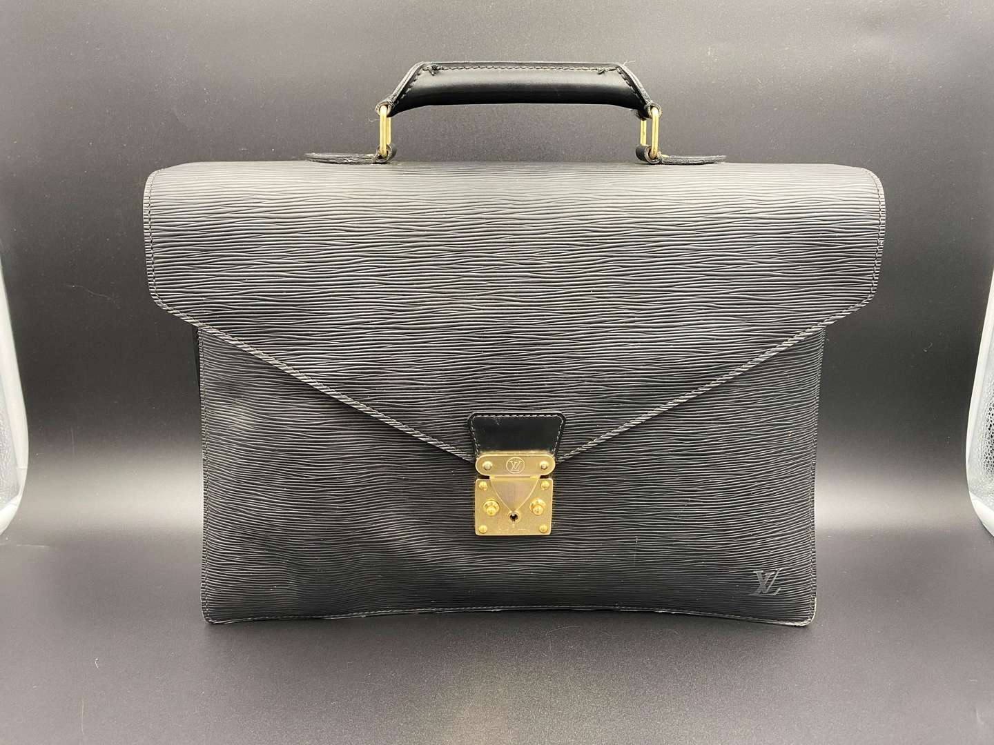 <p>LOUIS VUITTON, Serviet Conseie Epi, stitched black leather briefcase,</p>
