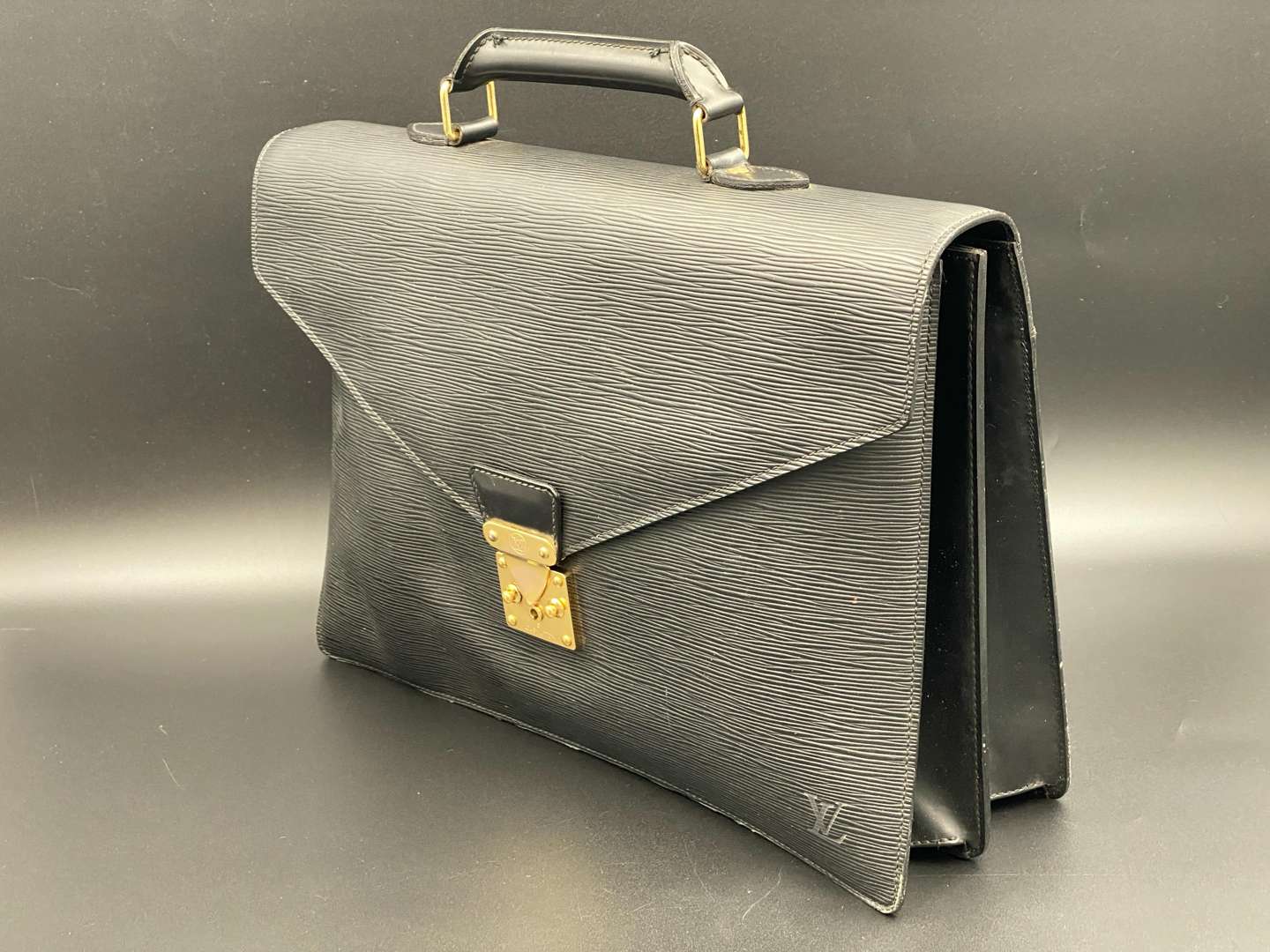 <p>LOUIS VUITTON, Serviet Conseie Epi, stitched black leather briefcase,</p>