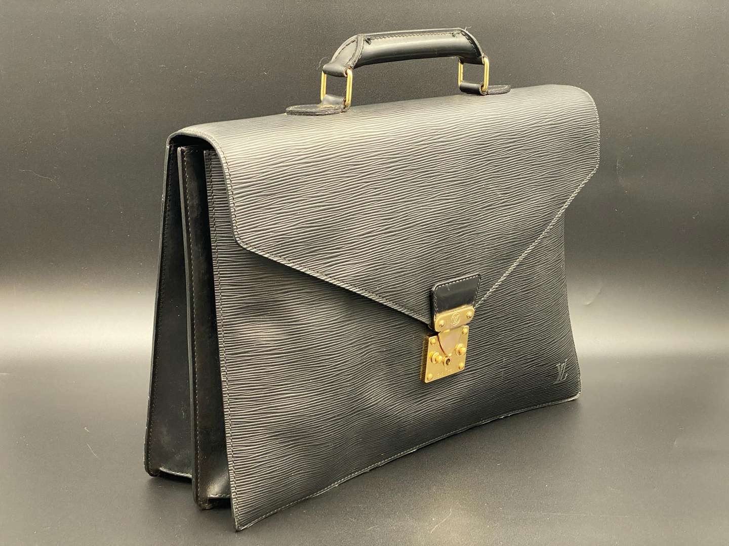 <p>LOUIS VUITTON, Serviet Conseie Epi, stitched black leather briefcase,</p>