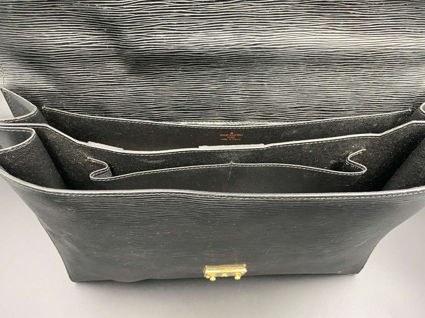 <p>LOUIS VUITTON, Serviet Conseie Epi, stitched black leather briefcase,</p>