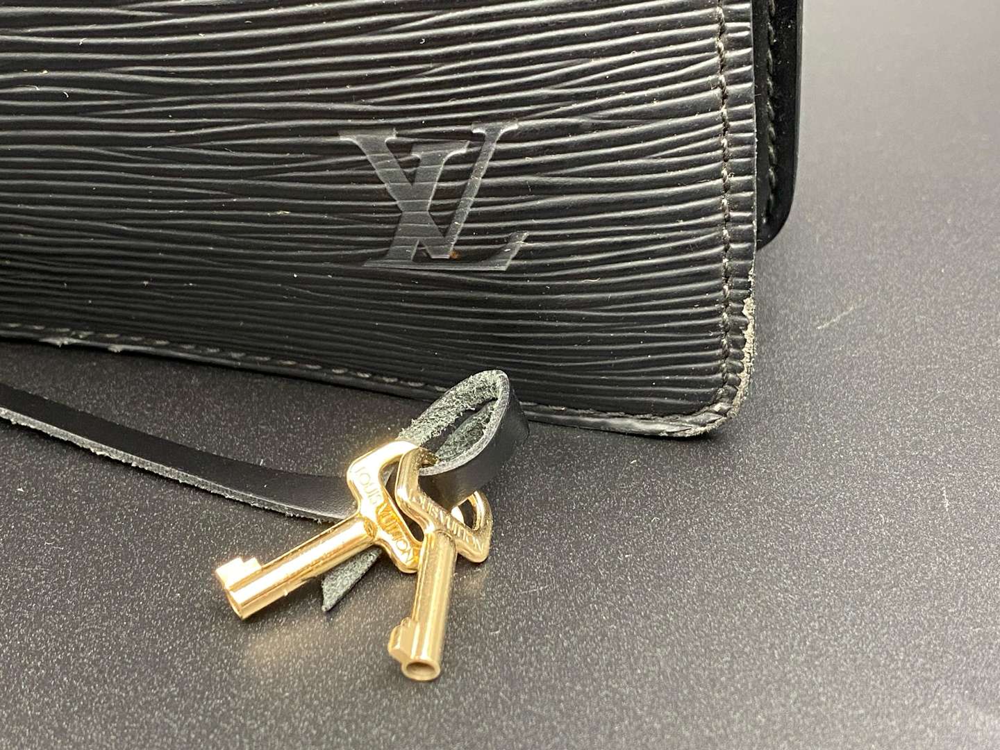 <p>LOUIS VUITTON, Serviet Conseie Epi, stitched black leather briefcase,</p>