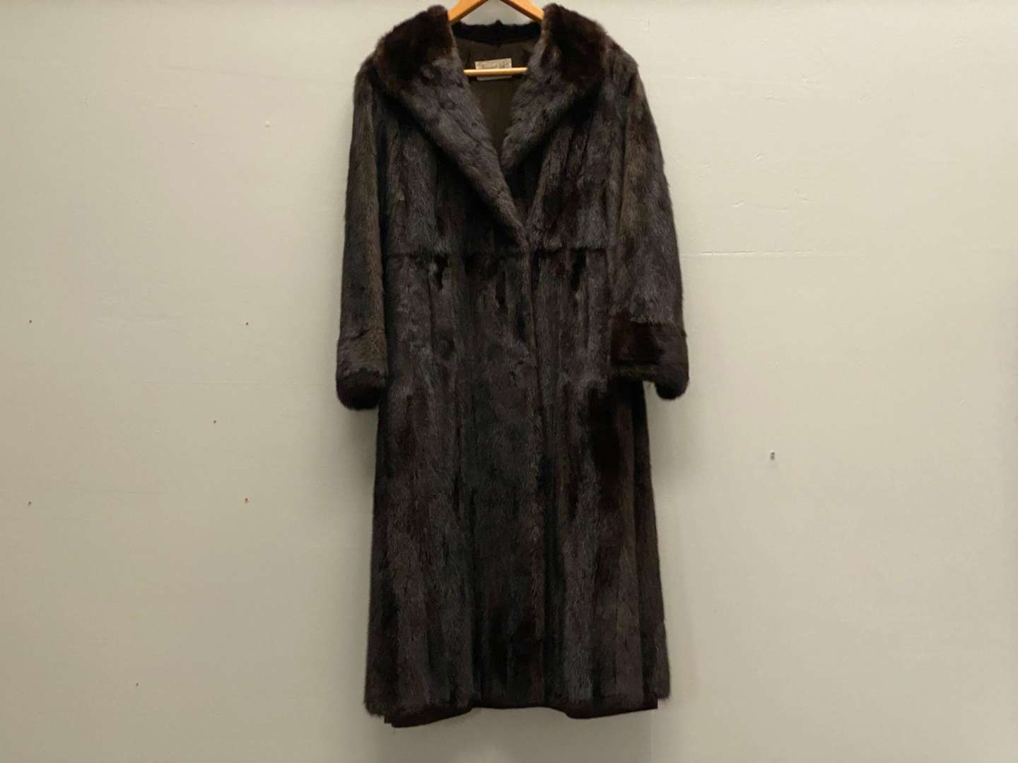 <p>NORWICH FUR CO, early 20th century, ¾ length, dark brown fur coat.&nbsp;</p>