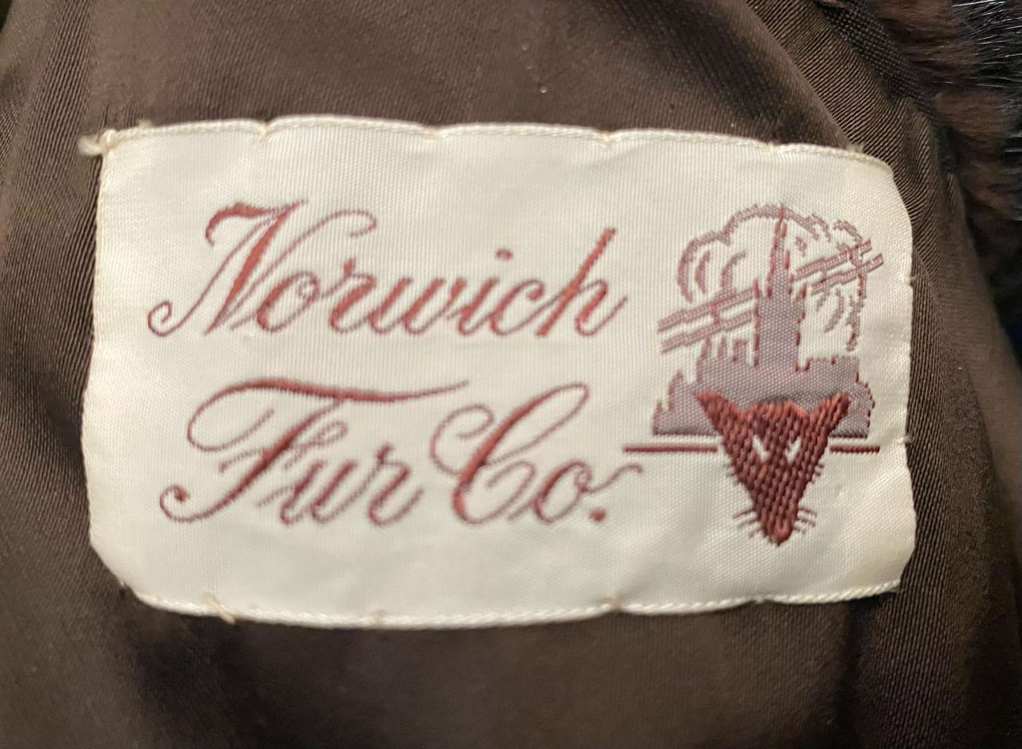 <p>NORWICH FUR CO, early 20th century, ¾ length, dark brown fur coat.&nbsp;</p>