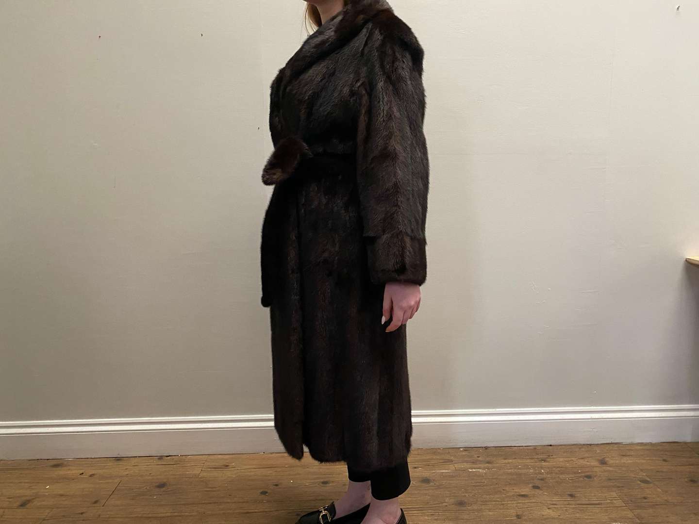 <p>NORWICH FUR CO, early 20th century, ¾ length, dark brown fur coat.&nbsp;</p>