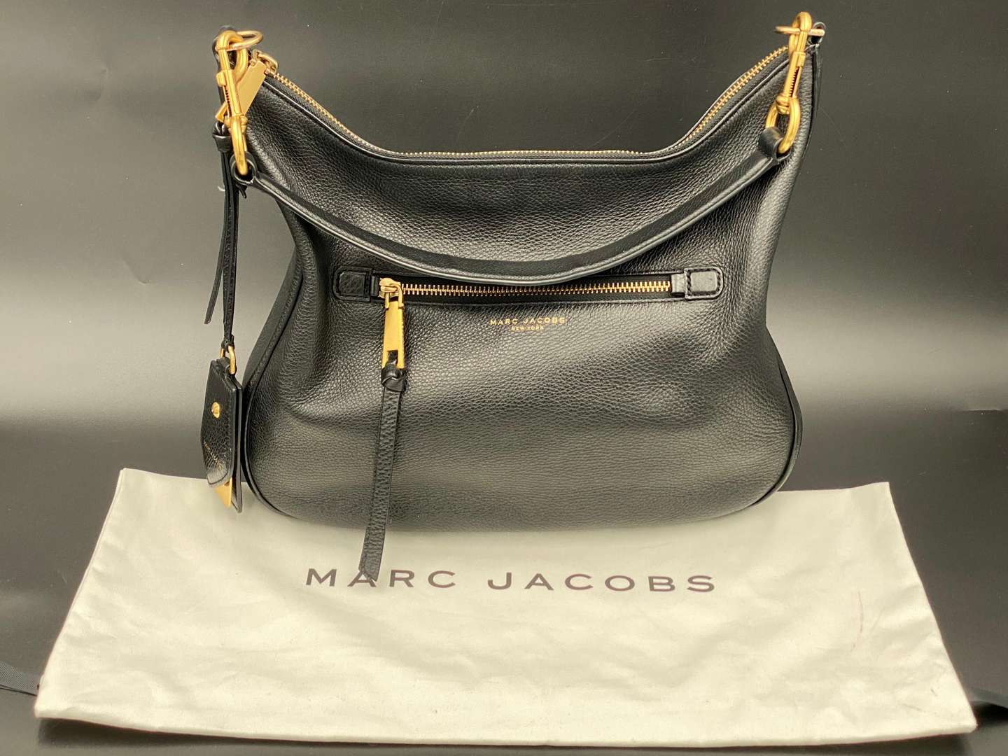 <p>MARC JACOBS, Hobo Recruit in black with dustbag</p>