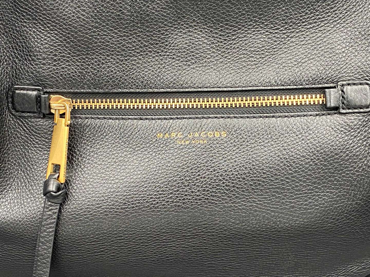 <p>MARC JACOBS, Hobo Recruit in black with dustbag</p>