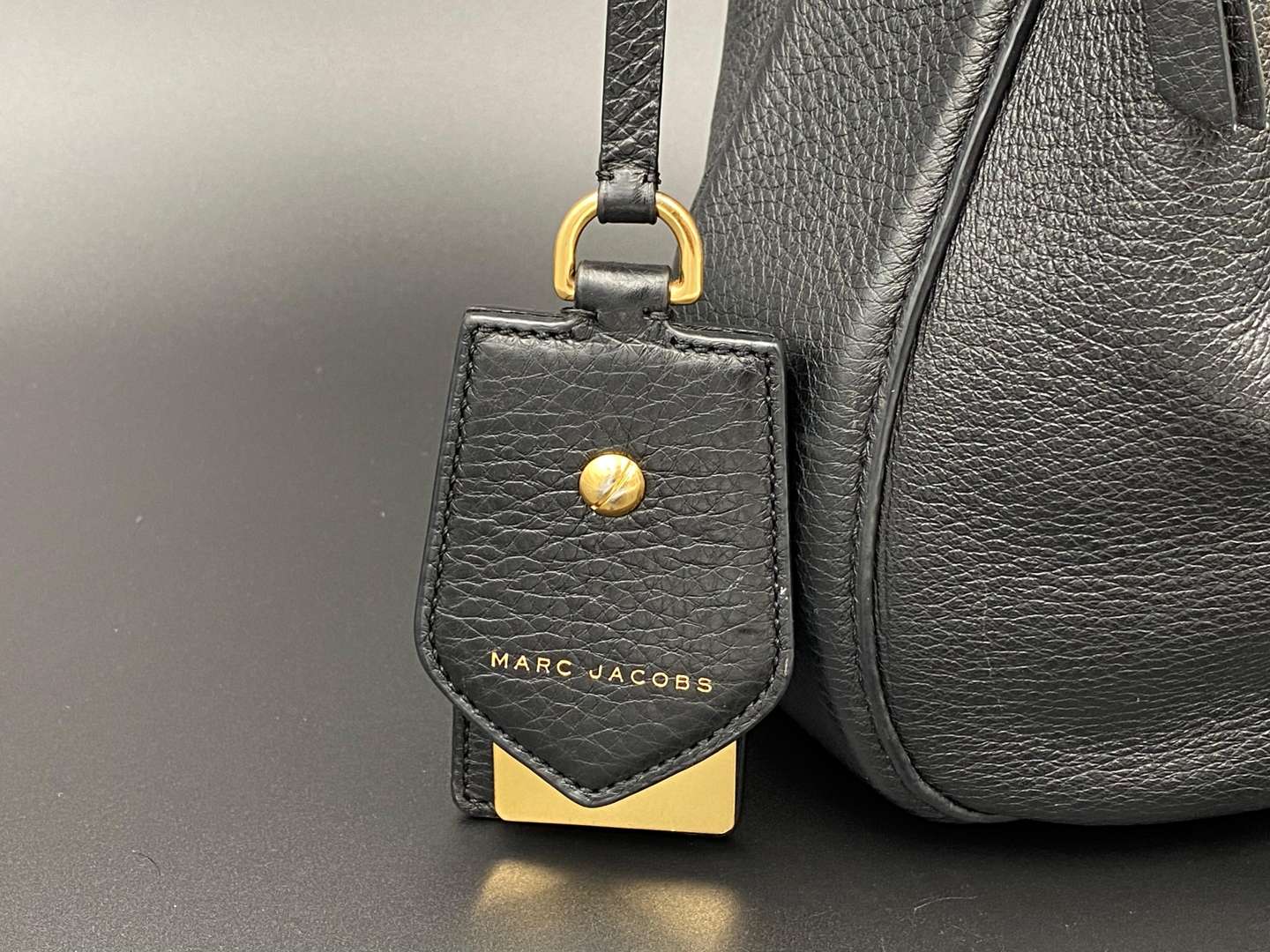 <p>MARC JACOBS, Hobo Recruit in black with dustbag</p>
