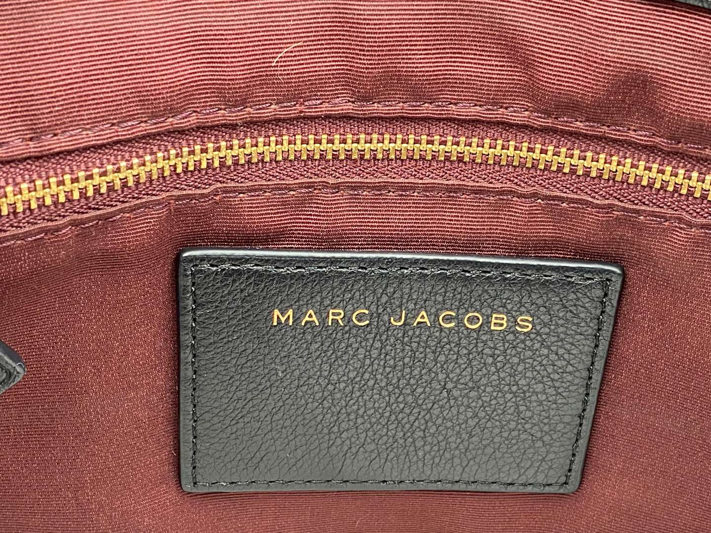 <p>MARC JACOBS, Hobo Recruit in black with dustbag</p>