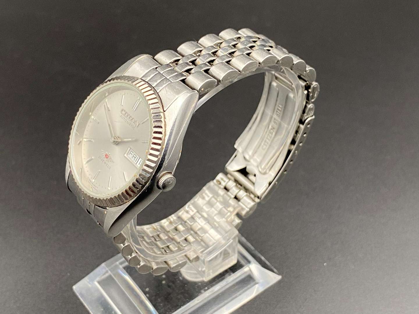 <p>CITIZEN, a stainless steel automatic centre seconds calendar wristwatch 8200</p>