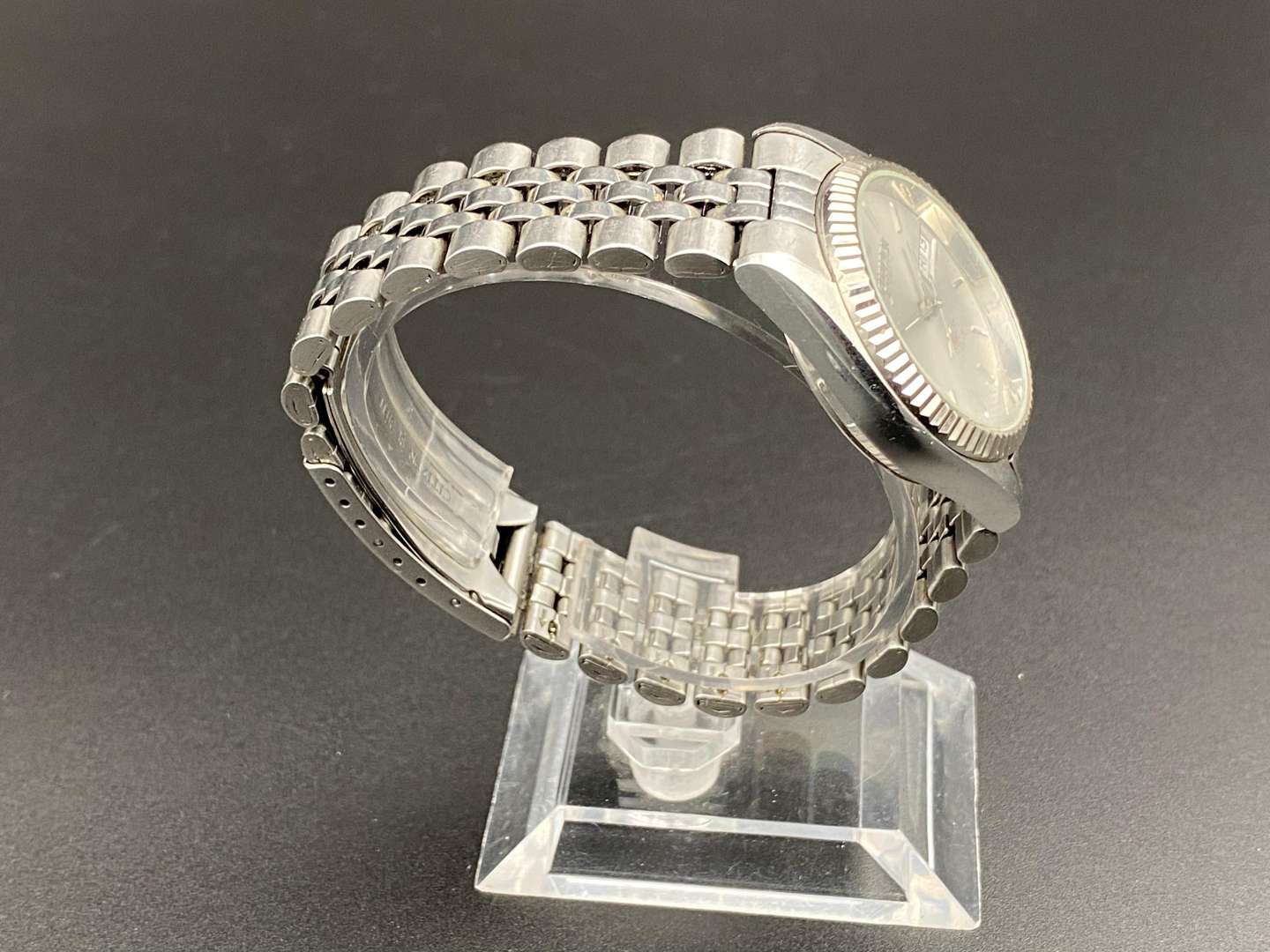 <p>CITIZEN, a stainless steel automatic centre seconds calendar wristwatch 8200</p>